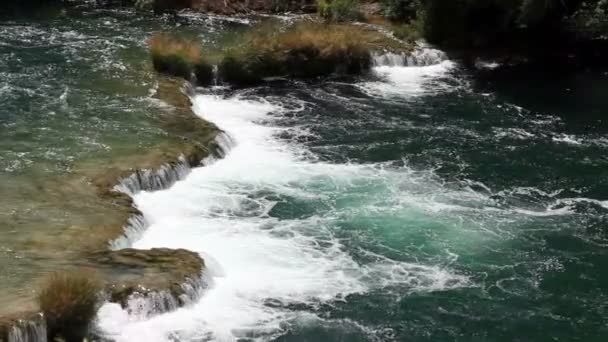 Panoramatický záběr peřeje a malé vodopády na řece krka-Chorvatsko — Stock video