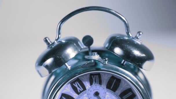 Gros plan de la belle vieille horloge en argent 