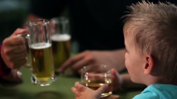 Familie samen met bier en SAP roosteren — Stockvideo