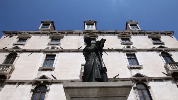 Nahaufnahme der Fassade eines alten Gebäudes mit einer Statue in der Mitte — Stockvideo