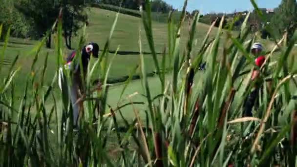 Záběr pár na golfovém hřišti hrát golf a vyhrát — Stock video