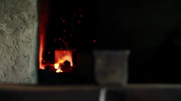 Vue rapprochée du four avec feu et scintillement 