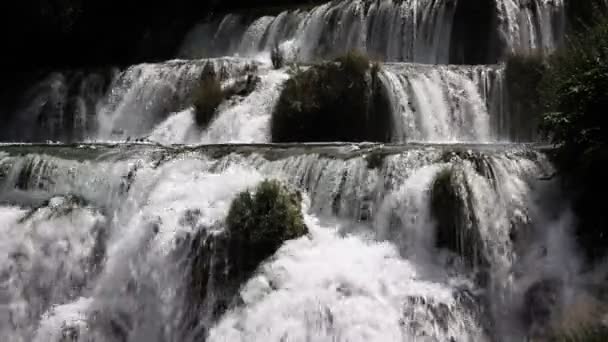 Aufnahme eines Wasserfalls auf dem Fluss Krka-Kroatien — Stockvideo