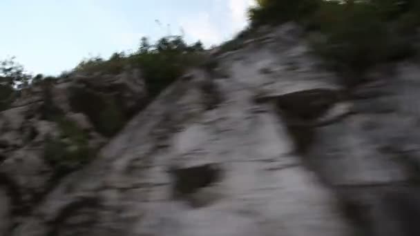 Aufnahme der Landschaft in der Nähe der Adria, aufgenommen aus einem fahrenden Auto. — Stockvideo