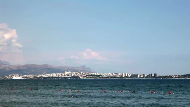 在亚德里亚海中游泳的游客的镜头 — 图库视频影像