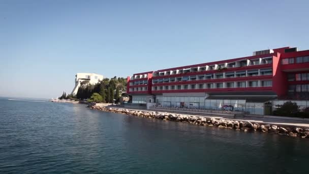 Tiro de la orilla cerca de Piran tomado desde el barco en movimiento — Vídeo de stock