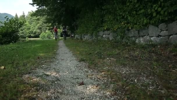 Joven pareja ciclismo en la naturaleza — Vídeos de Stock