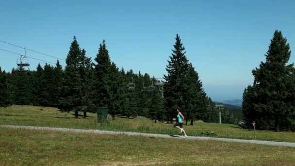 Jeune femme jogging sur un tableland — Video