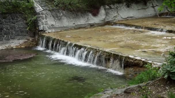 Tiro de rápidos artificiales del río — Vídeos de Stock