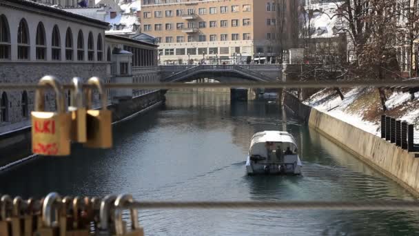 Panorámás lövés a hajó a Ljubljanica folyó keresztül egy sor zárak — Stock videók