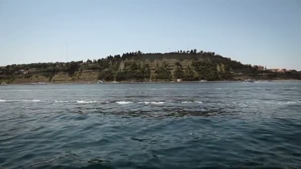 Съемка живописной береговой линии возле Пирана, Словения — стоковое видео