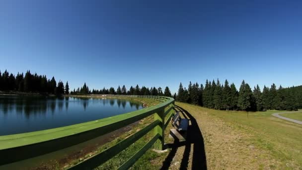 Bella giornata di sole su un altopiano con un lago — Video Stock