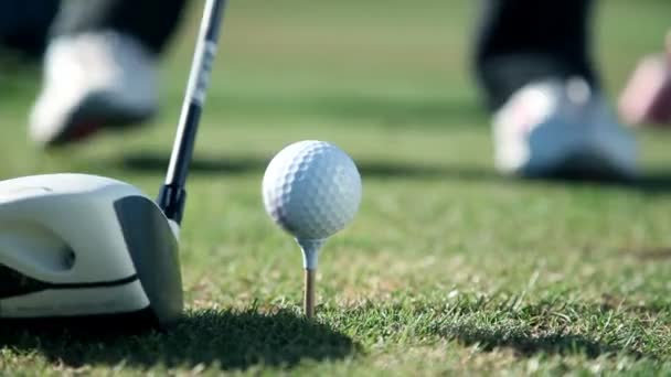 Gros plan d'un golfeur — Video