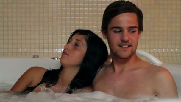 情侣花时间在按摩浴缸 — 图库视频影像