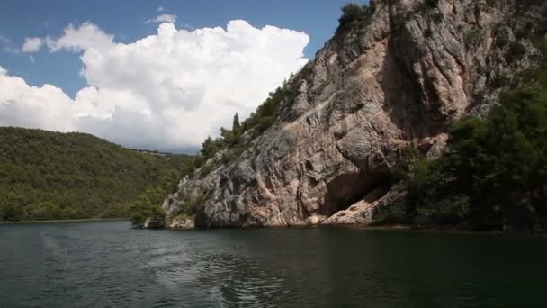Panoramiczny strzał kanion rzeki krka-Chorwacja — Wideo stockowe