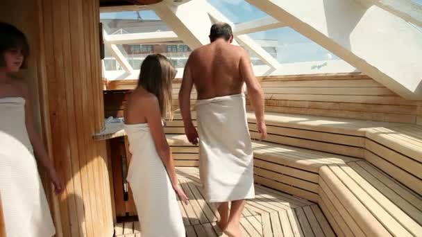 Varias personas en sauna sudoración — Vídeo de stock