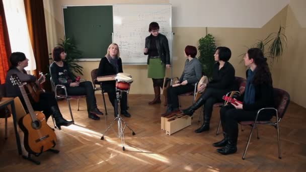 Plato de derecha a izquierda del grupo de personas que están aprendiendo una nueva canción — Vídeo de stock