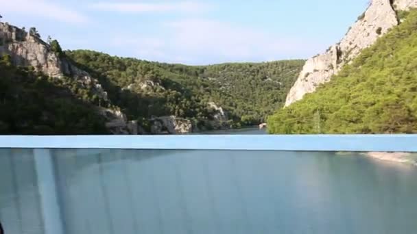 Fotografía del paisaje cerca del mar adriático, tomada de un coche de conducción . — Vídeo de stock