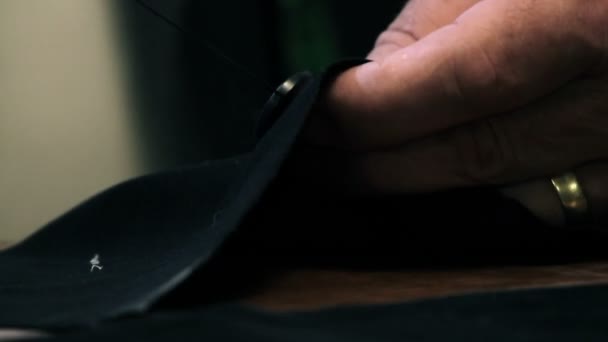 裁缝缝制一个按钮 — 图库视频影像
