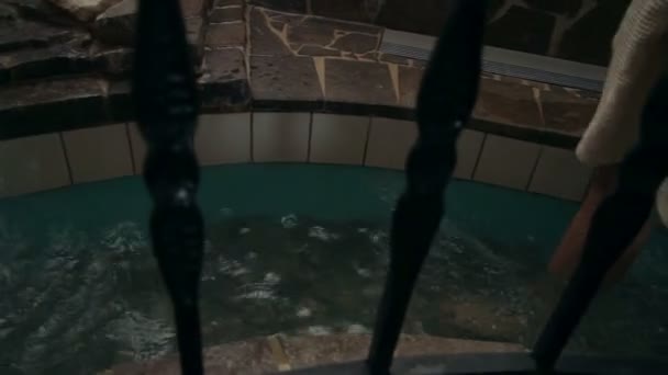 Ospiti dell'hotel a piedi in acqua — Video Stock