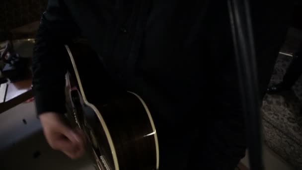 Joueur de guitare — Video