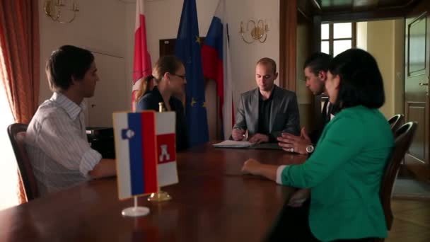 Prise de vue de plusieurs personnes réunies pour une réunion d'affaires dans un bureau à l'ancienne — Video