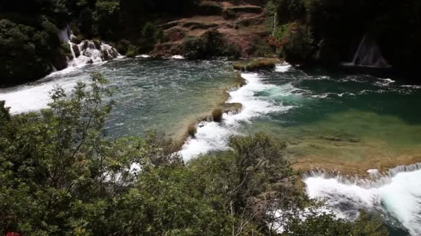 Panoramaaufnahme von Stromschnellen und kleinen Wasserfällen auf dem Fluss Krka-Kroatien — Stockvideo