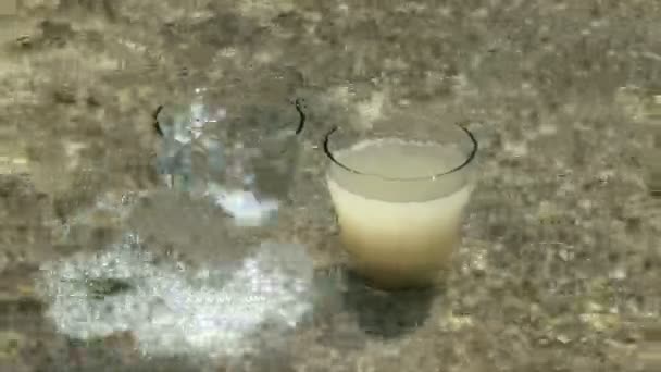 Puring świeże i zimnej wody do szklanki — Wideo stockowe