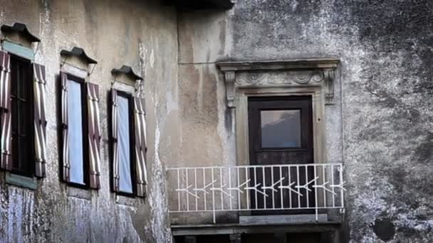 Zoom fora da fachada do castelo — Vídeo de Stock