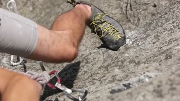 Primo piano di una gamba di un uomo arrampicata su roccia in natura — Video Stock