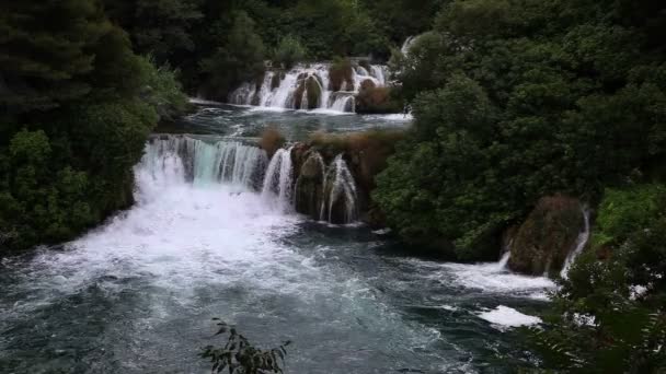 Schot van stroomversnellingen en kleine watervallen over krka rivier-Kroatië — Stockvideo