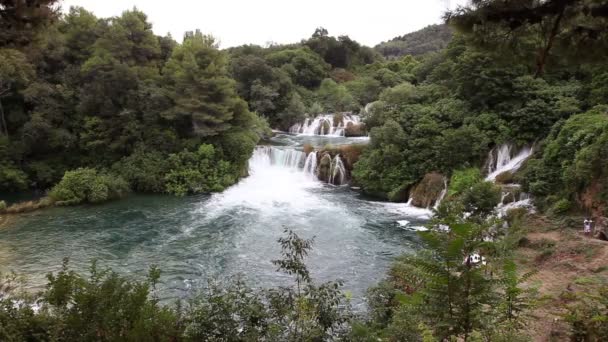 Panoramatický záběr vodopádu na řece krka-Chorvatsko — Stock video