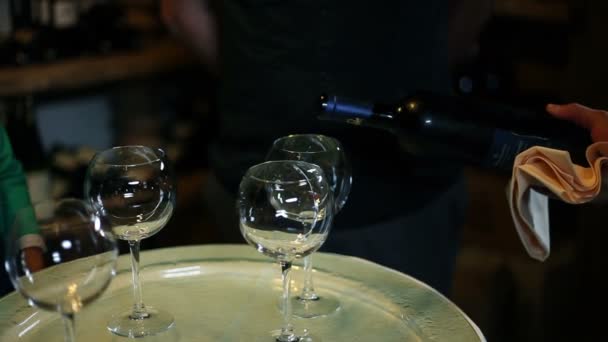 Закрыть официанта, наливающего вино — стоковое видео