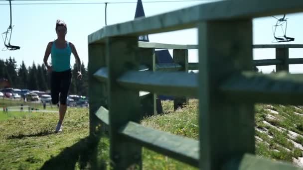 Mulher em esportes desgaste correndo — Vídeo de Stock