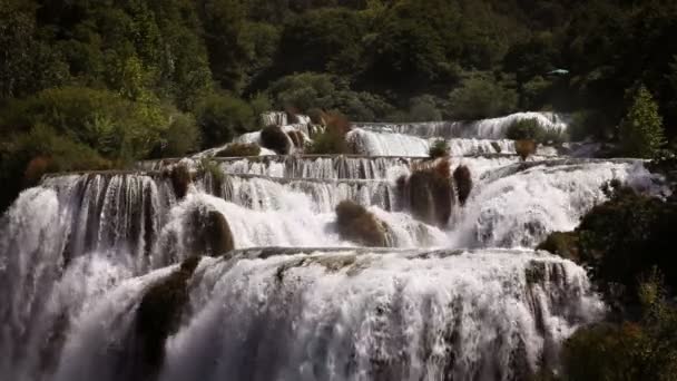 Aufnahme eines Wasserfalls auf dem Fluss Krka-Kroatien — Stockvideo