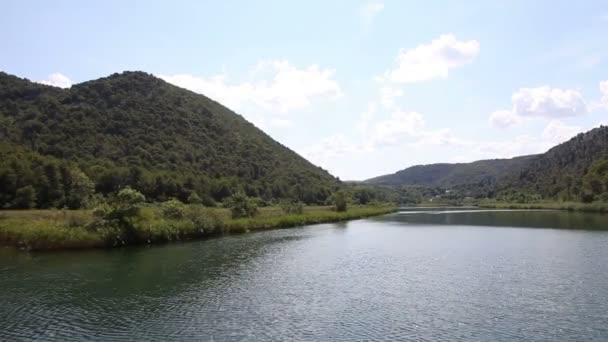 Tiro del río Krka-Croacia hecho desde el barco flotante — Vídeos de Stock