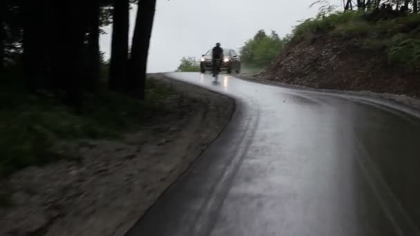 Foto ravvicinata del ciclista che scende dalla collina — Video Stock