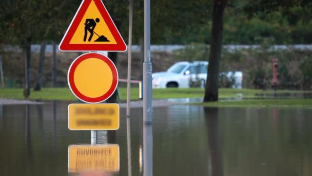 Uitzicht op de belangrijkste straat onder water — Stockvideo