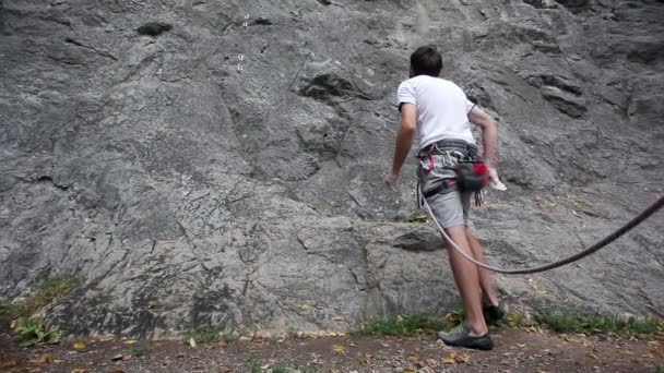 Man förbereder för bergsklättring i vacker natur — Stockvideo