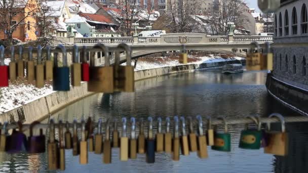 Foto panoramica di una barca sul fiume Lubiana realizzata attraverso una linea di chiuse — Video Stock