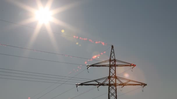 Todavía toma de sol brillando en cables eléctricos con partículas artificiales — Vídeo de stock