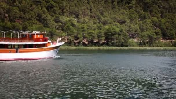 射击漂浮在河上的旅游船也见 — 图库视频影像