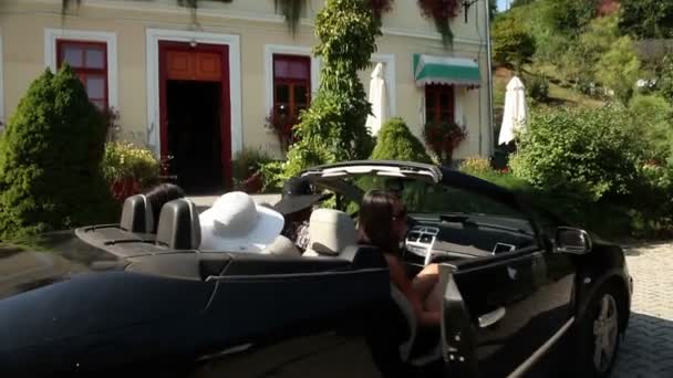 Shot of a four girlfrieds getting out of the car and going into a chocolate shop — Stock Video