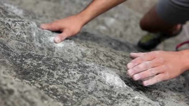 Detalles de un hombre escalando en la naturaleza — Vídeos de Stock