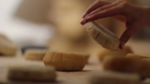 Primo piano della mano della donna che mette insieme piccoli formaggi — Video Stock