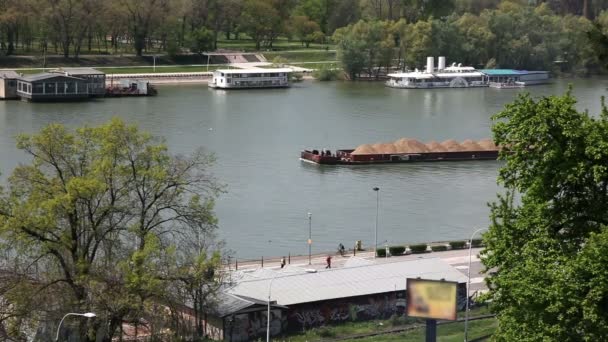 Tiro de ferry con arena en el río en Belgrado con sus alrededores — Vídeo de stock