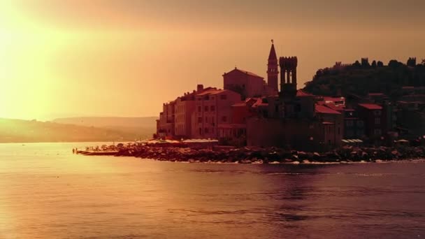 A part közelében Piran során naplemente szemcsésedik — Stock videók