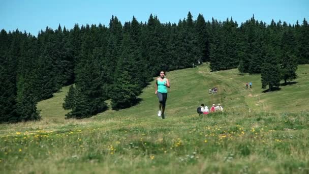 Ung kvinna jogging — Stockvideo