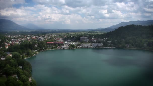 Záběr z hradu nad ní Bledské jezero — Stock video