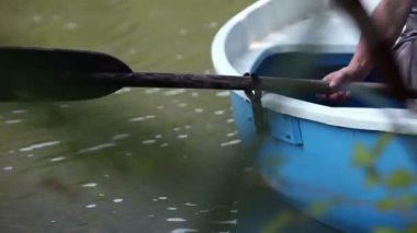 Kürekler ile bir gölde tekne
